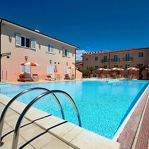 https://varo-village-hotel.it-tuscanyhotel.com